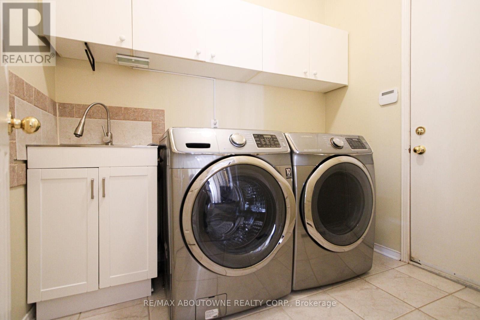 












2216 NORFOLK DRIVE

,
Oakville (RO River Oaks),




Ontario
L6H6H4

