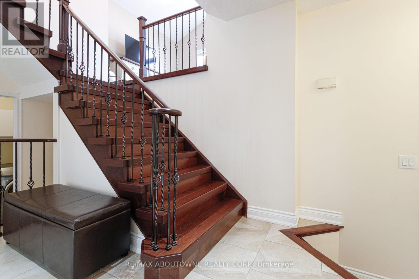 












2216 NORFOLK DRIVE

,
Oakville (RO River Oaks),




Ontario
L6H6H4

