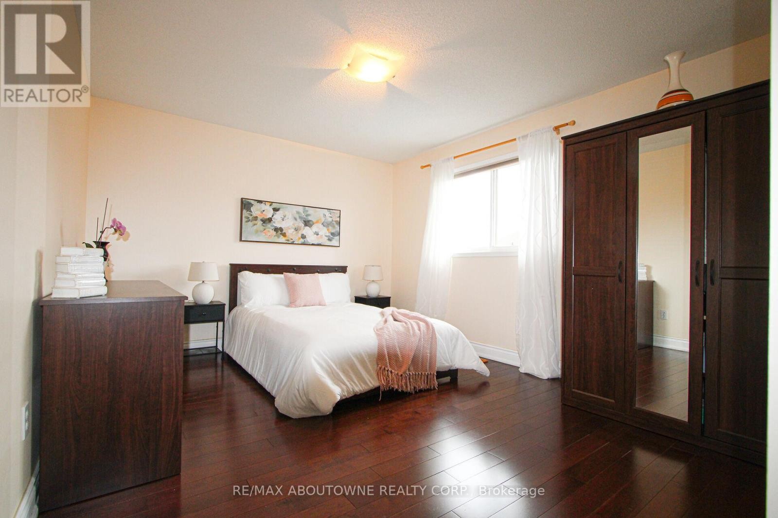 












2216 NORFOLK DRIVE

,
Oakville (RO River Oaks),




Ontario
L6H6H4

