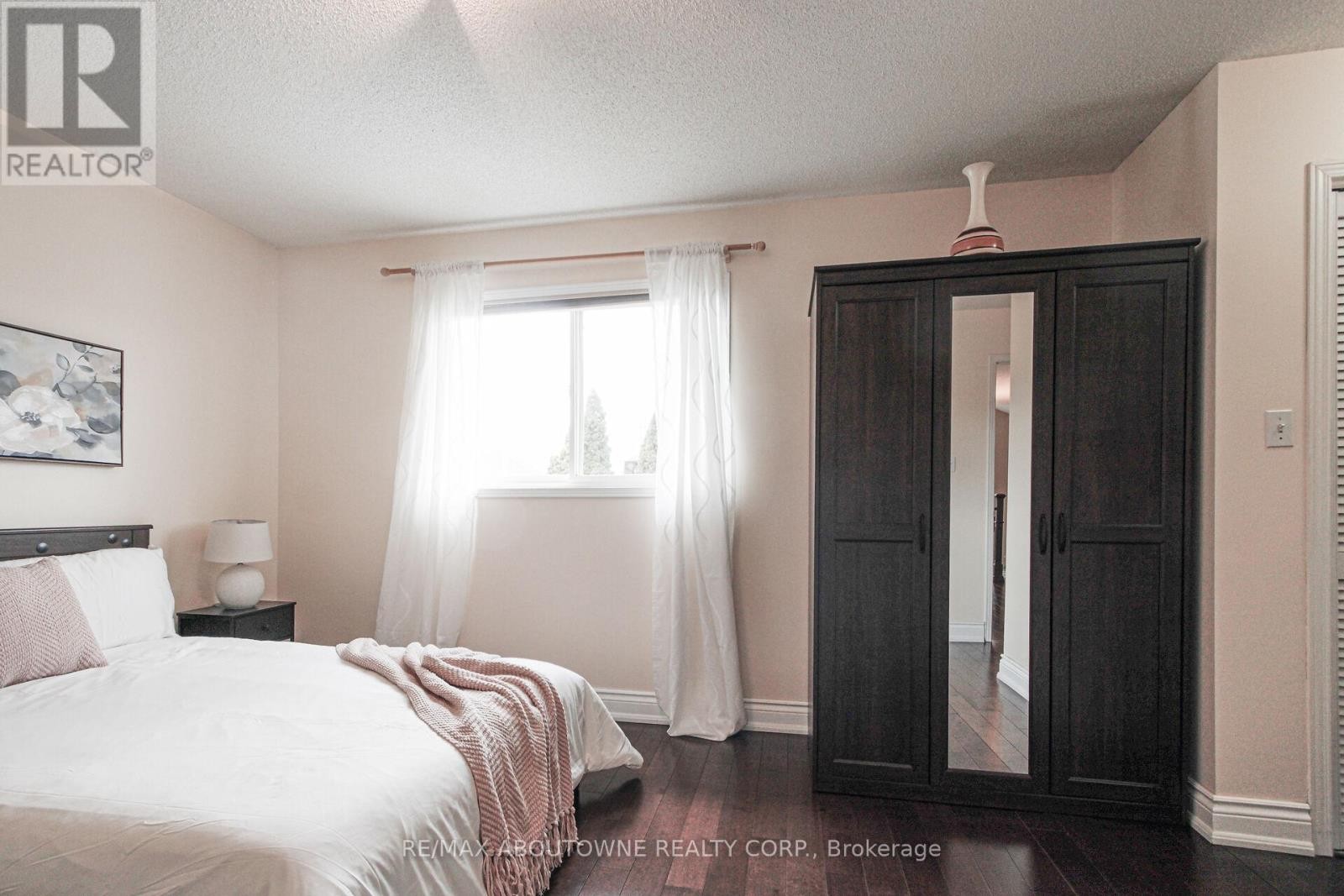 












2216 NORFOLK DRIVE

,
Oakville (RO River Oaks),




Ontario
L6H6H4

