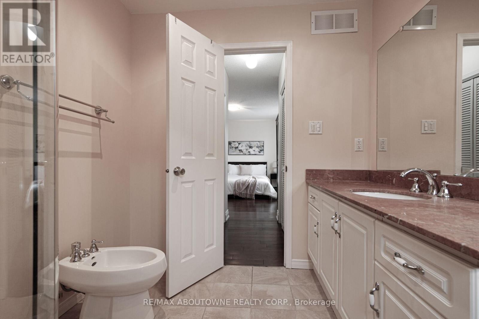 












2216 NORFOLK DRIVE

,
Oakville (RO River Oaks),




Ontario
L6H6H4

