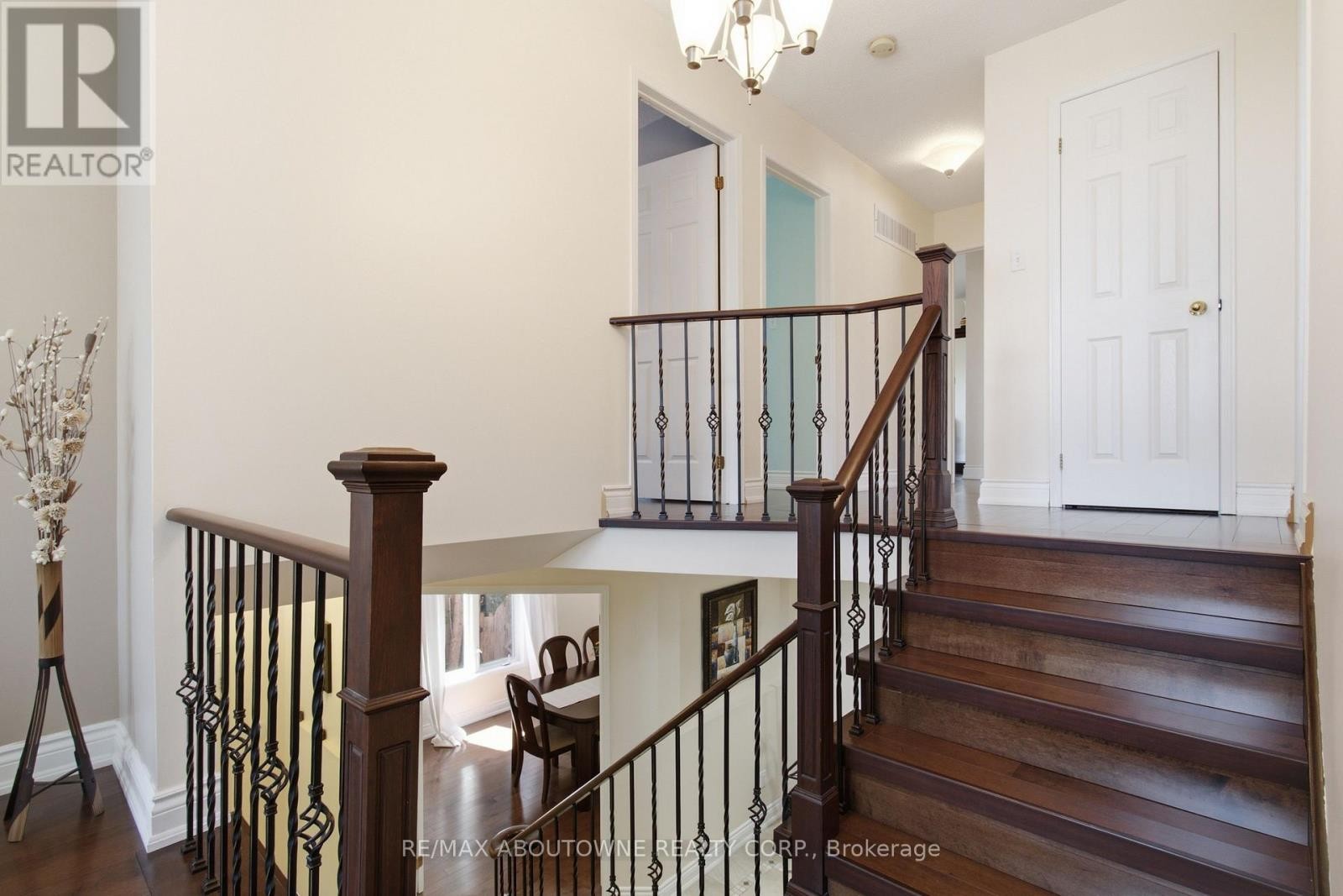 












2216 NORFOLK DRIVE

,
Oakville (RO River Oaks),




Ontario
L6H6H4

