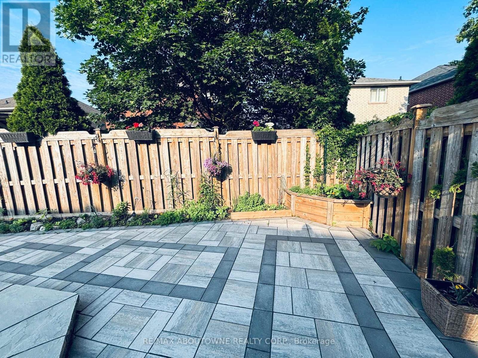 












2216 NORFOLK DRIVE

,
Oakville (RO River Oaks),




Ontario
L6H6H4

