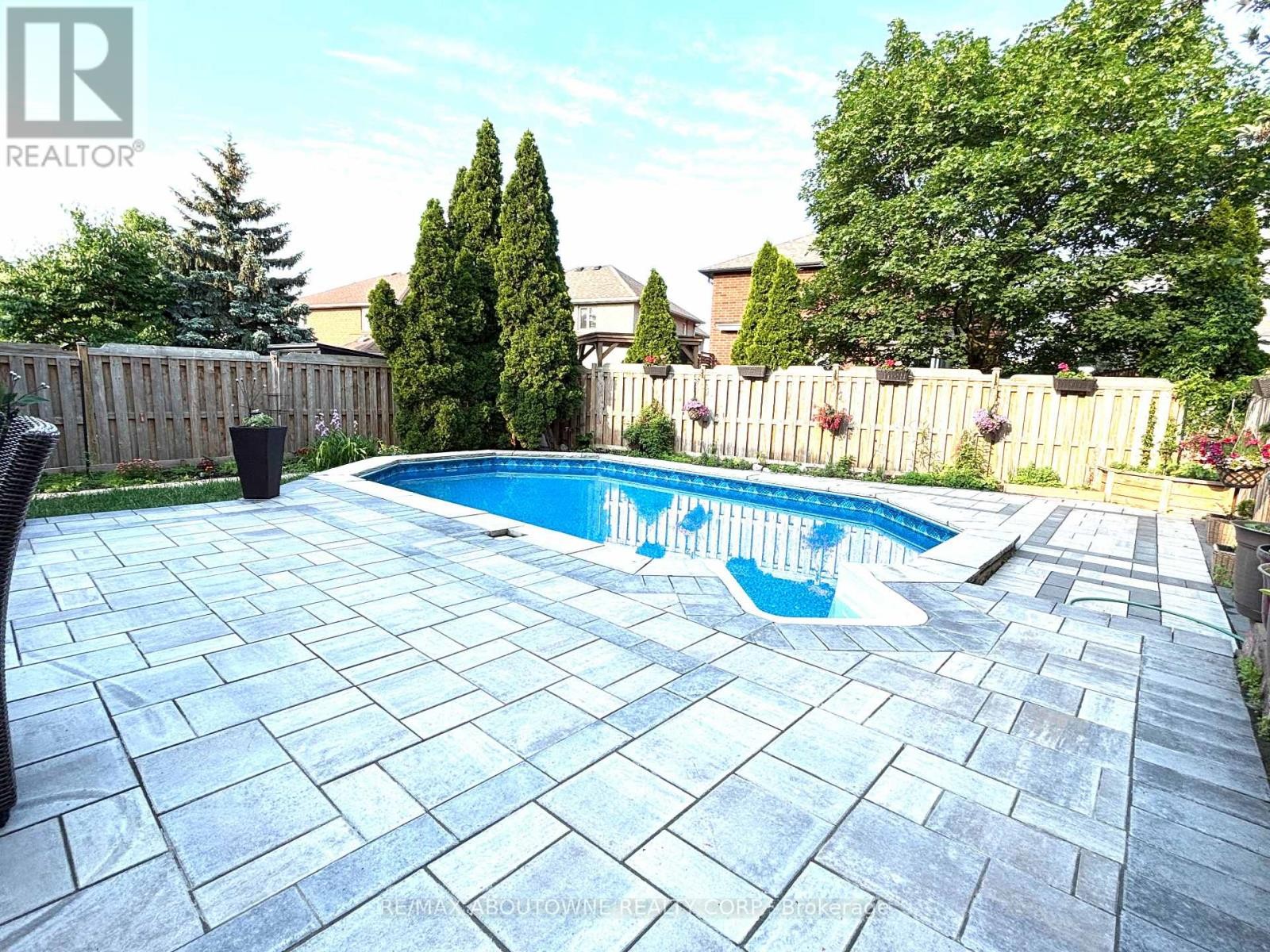 












2216 NORFOLK DRIVE

,
Oakville (RO River Oaks),




Ontario
L6H6H4

