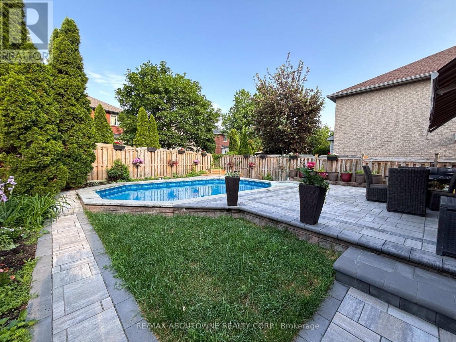












2216 NORFOLK DRIVE

,
Oakville (RO River Oaks),




Ontario
L6H6H4

