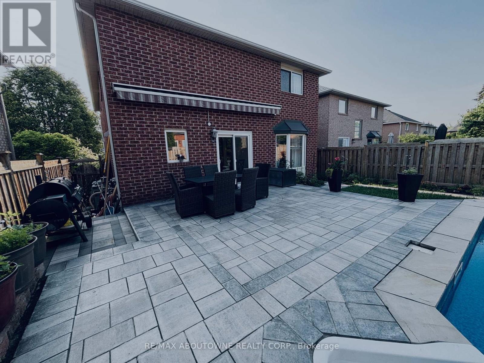 












2216 NORFOLK DRIVE

,
Oakville (RO River Oaks),




Ontario
L6H6H4

