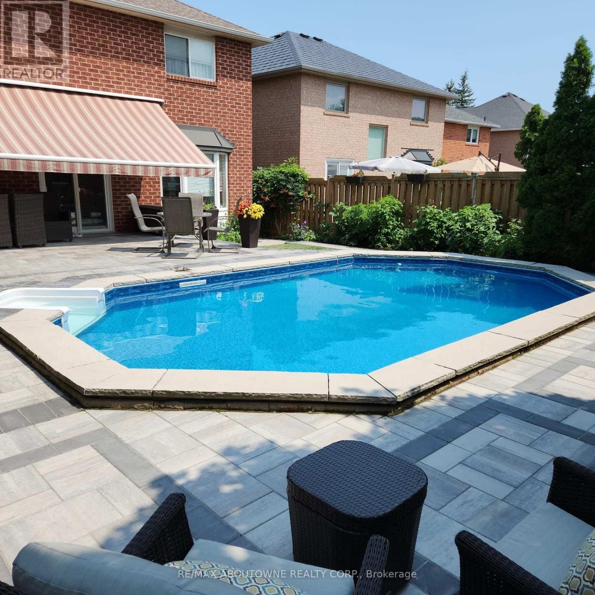 












2216 NORFOLK DRIVE

,
Oakville (RO River Oaks),




Ontario
L6H6H4

