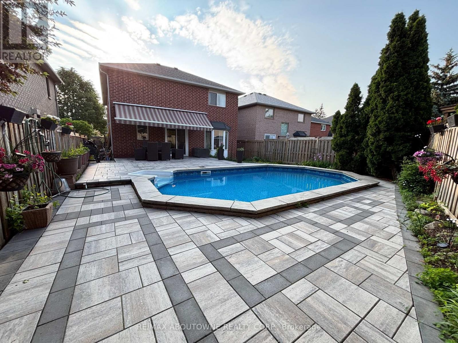 












2216 NORFOLK DRIVE

,
Oakville (RO River Oaks),




Ontario
L6H6H4

