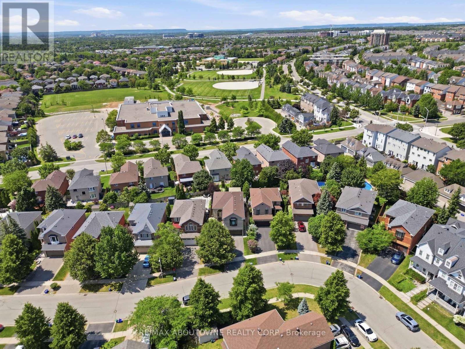 












2216 NORFOLK DRIVE

,
Oakville (RO River Oaks),




Ontario
L6H6H4

