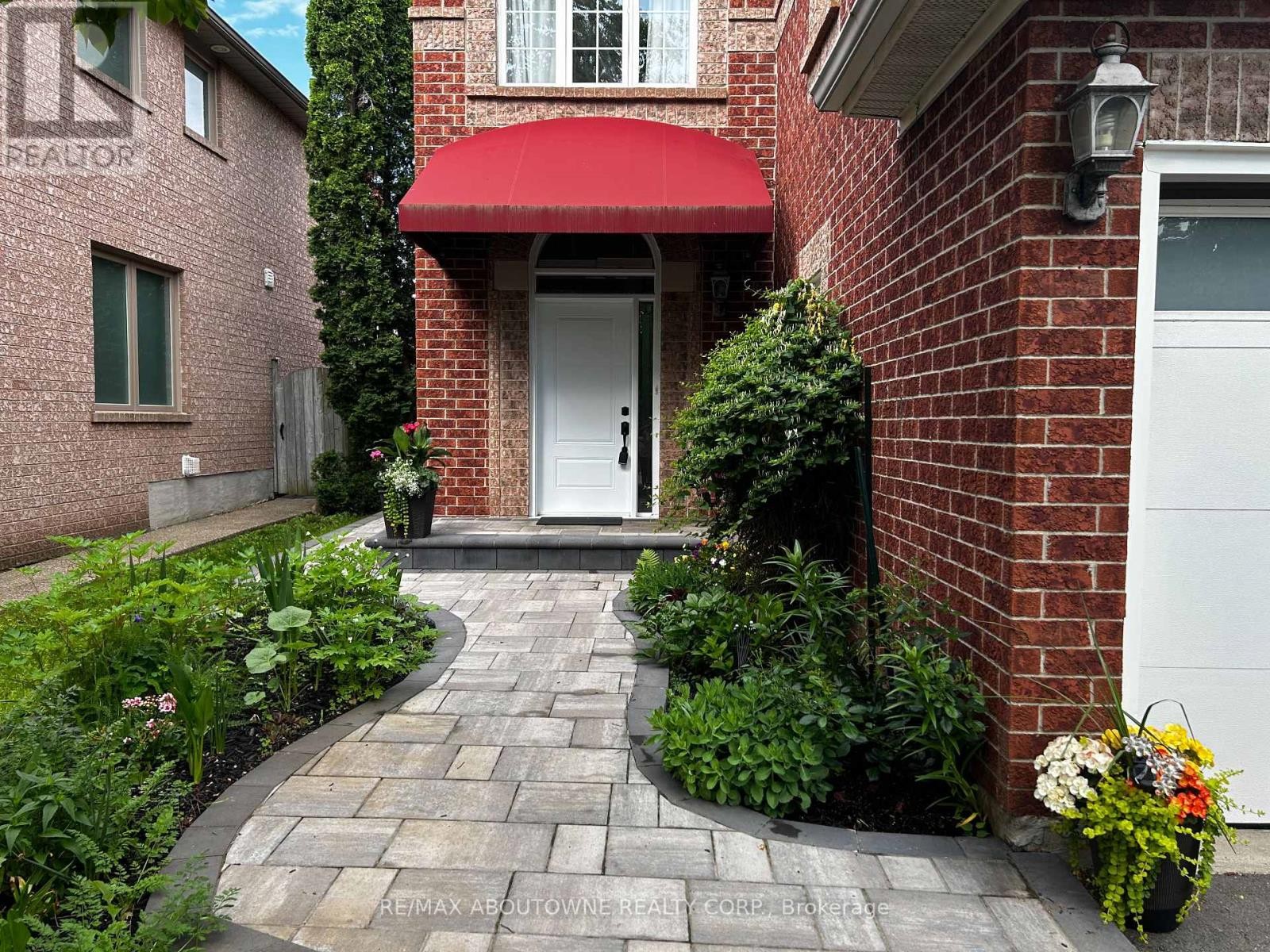 












2216 NORFOLK DRIVE

,
Oakville (RO River Oaks),




Ontario
L6H6H4

