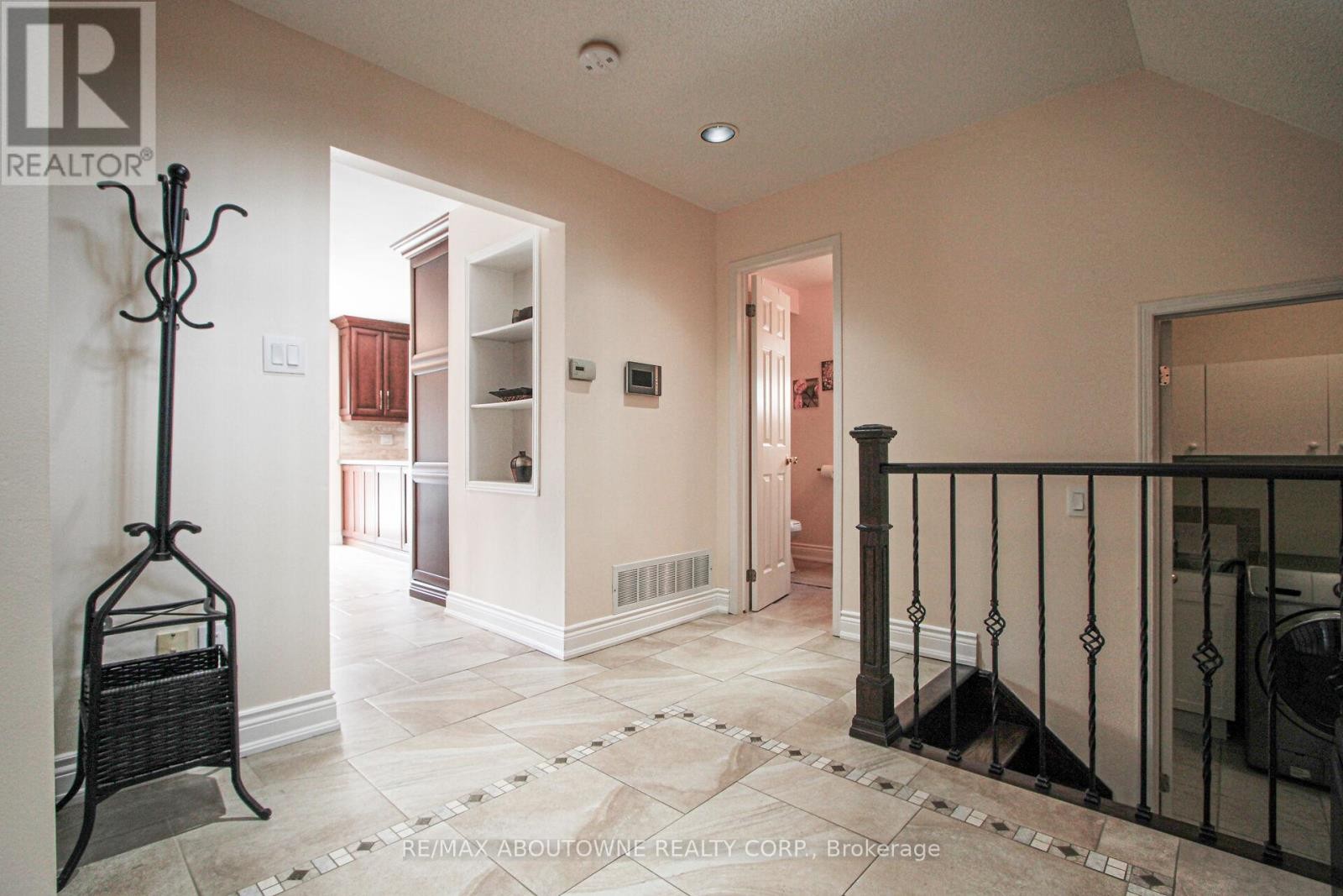 












2216 NORFOLK DRIVE

,
Oakville (RO River Oaks),




Ontario
L6H6H4

