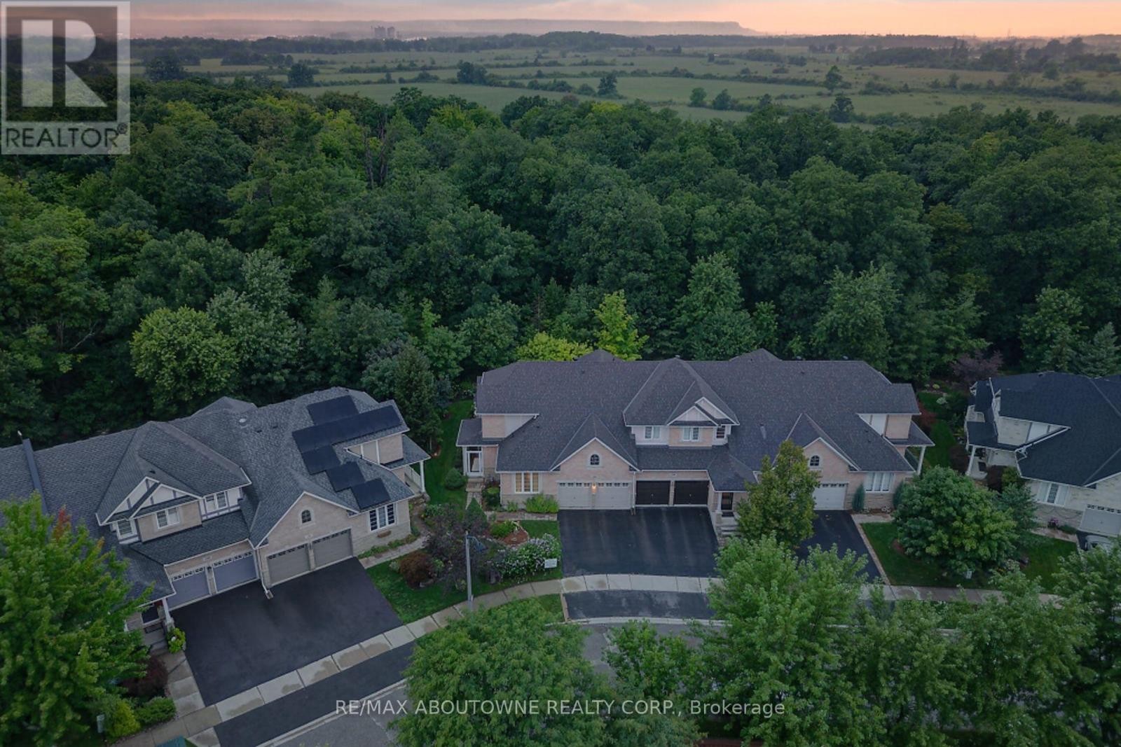 












2196 EMILY CIRCLE

,
Oakville (BC Bronte Creek),




Ontario
L6M0E5

