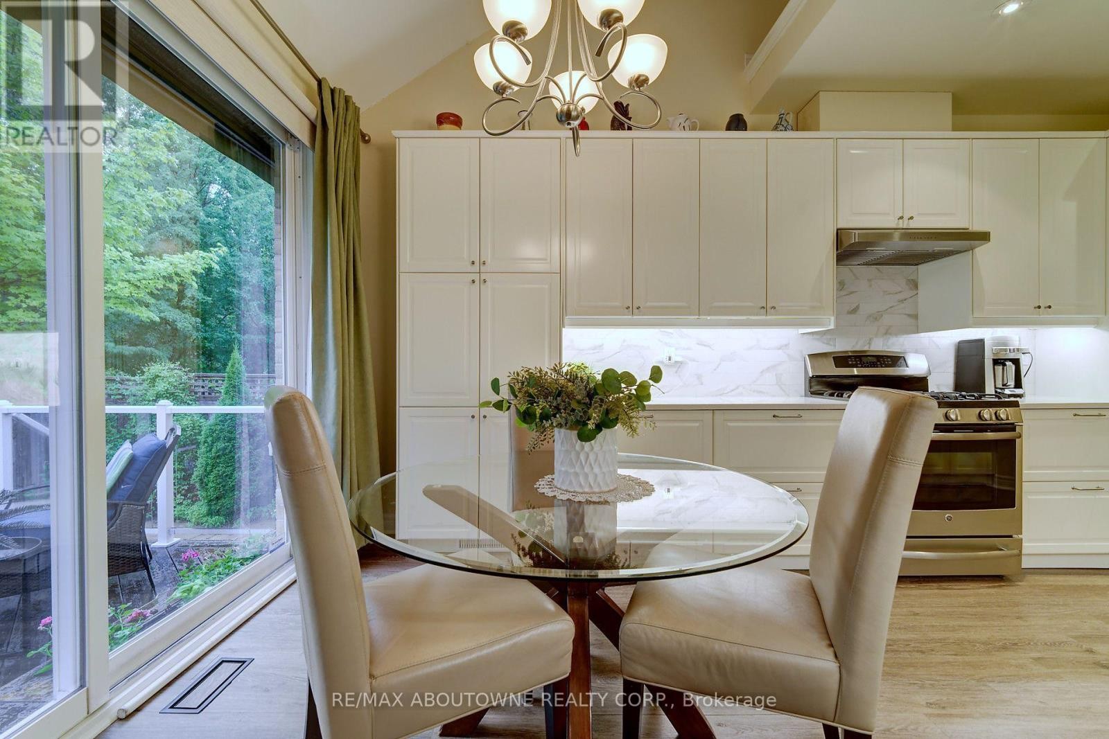 












2196 EMILY CIRCLE

,
Oakville (BC Bronte Creek),




Ontario
L6M0E5

