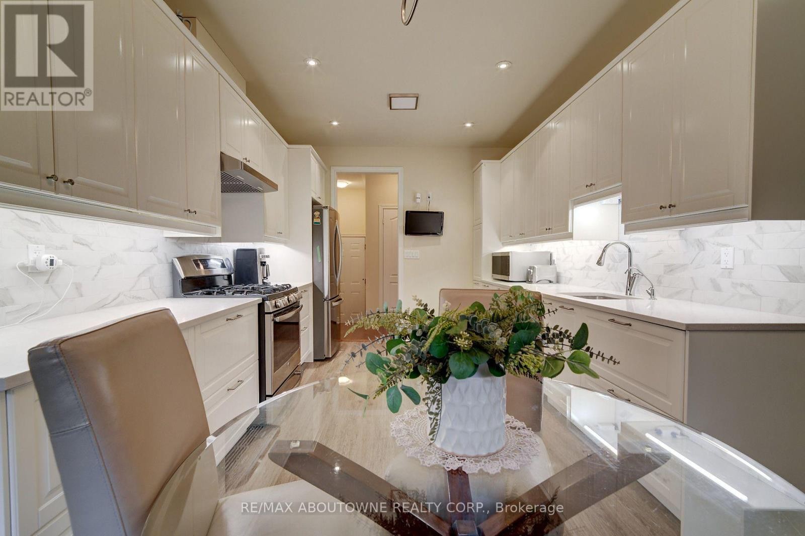 












2196 EMILY CIRCLE

,
Oakville (BC Bronte Creek),




Ontario
L6M0E5


