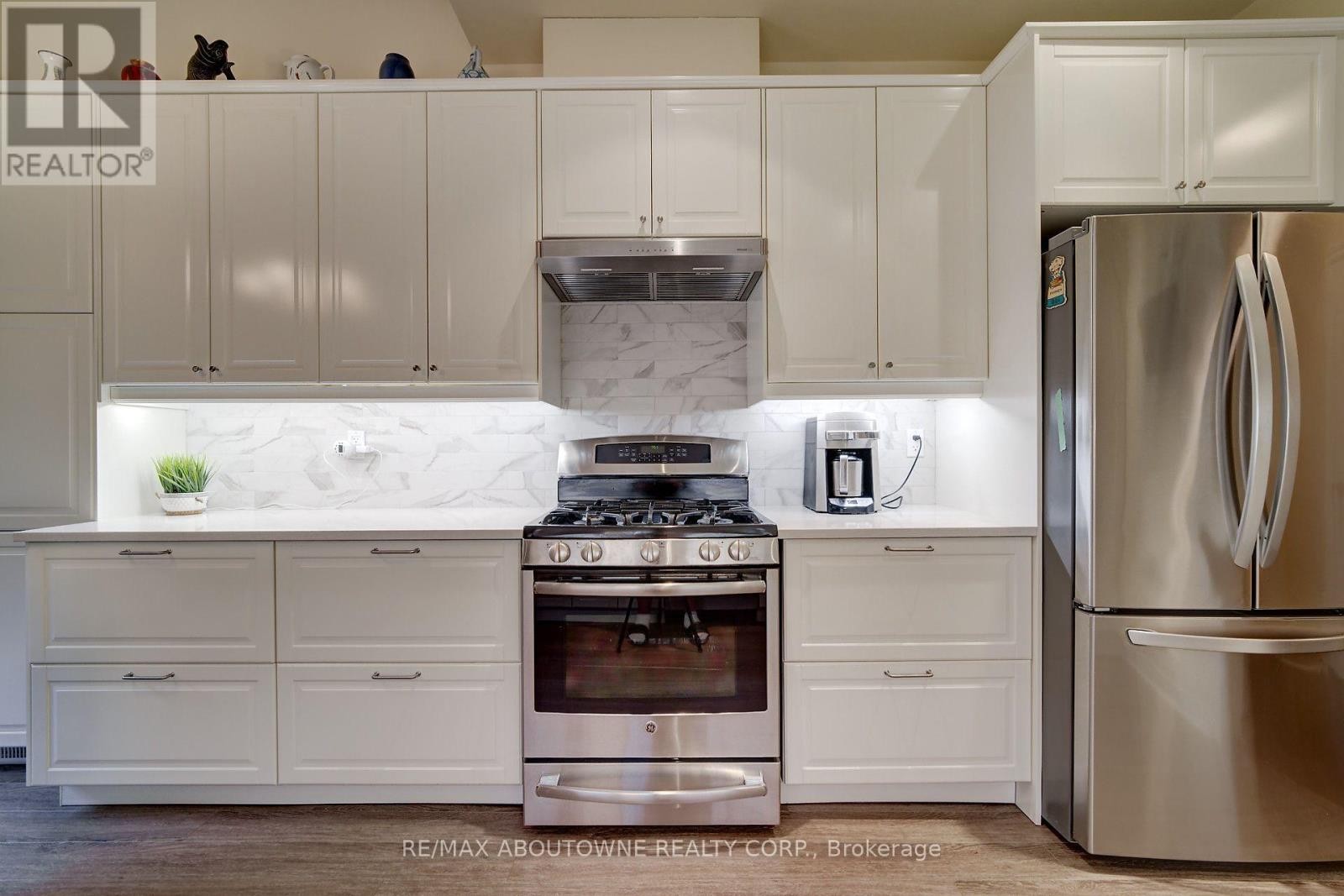 












2196 EMILY CIRCLE

,
Oakville (BC Bronte Creek),




Ontario
L6M0E5

