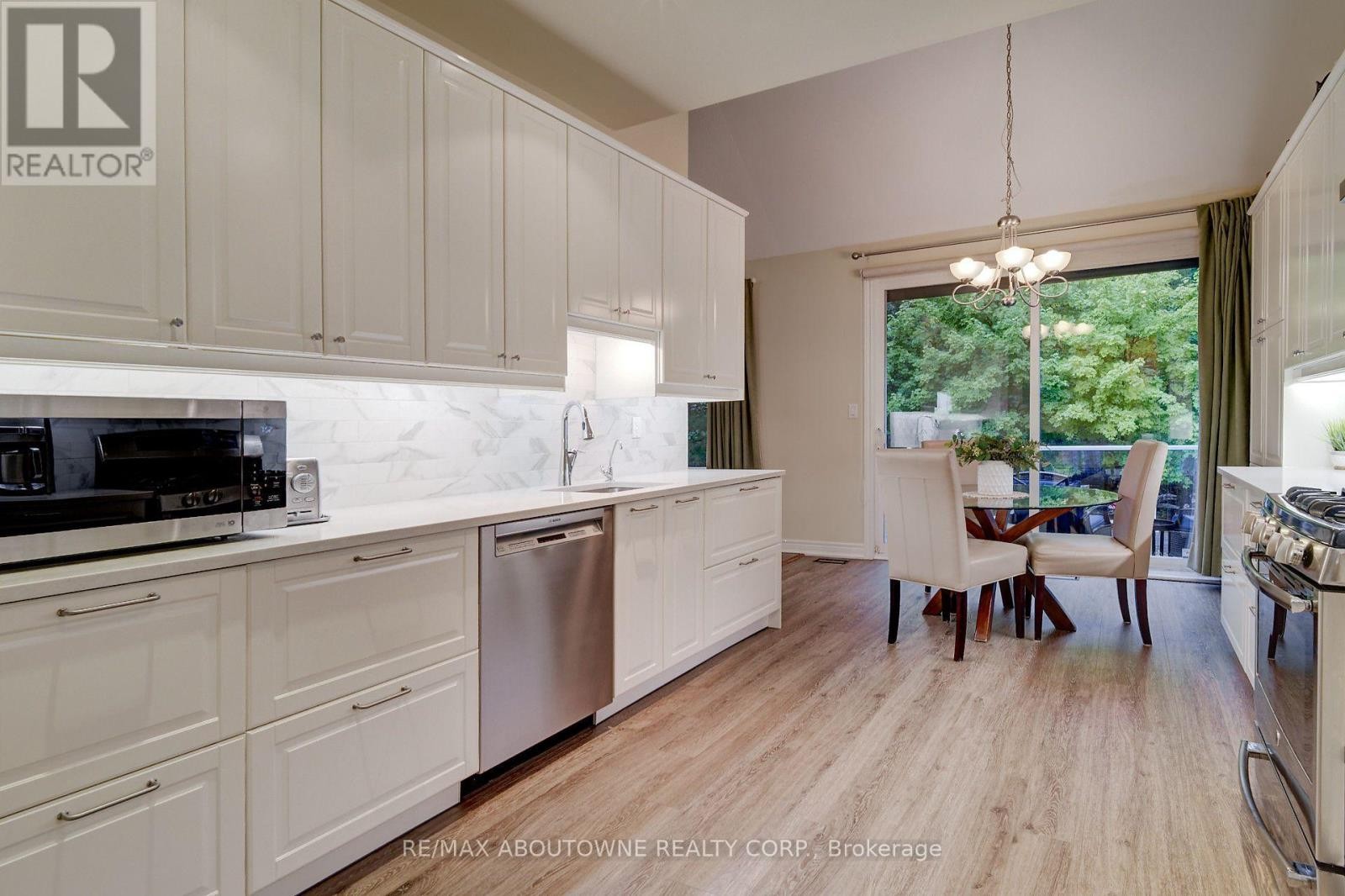 












2196 EMILY CIRCLE

,
Oakville (BC Bronte Creek),




Ontario
L6M0E5

