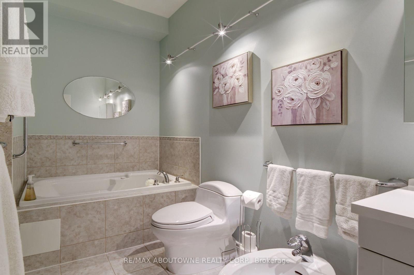 












2196 EMILY CIRCLE

,
Oakville (BC Bronte Creek),




Ontario
L6M0E5

