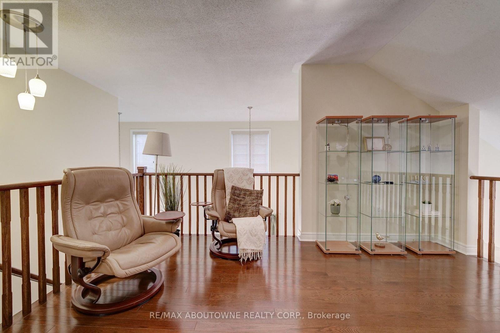 












2196 EMILY CIRCLE

,
Oakville (BC Bronte Creek),




Ontario
L6M0E5

