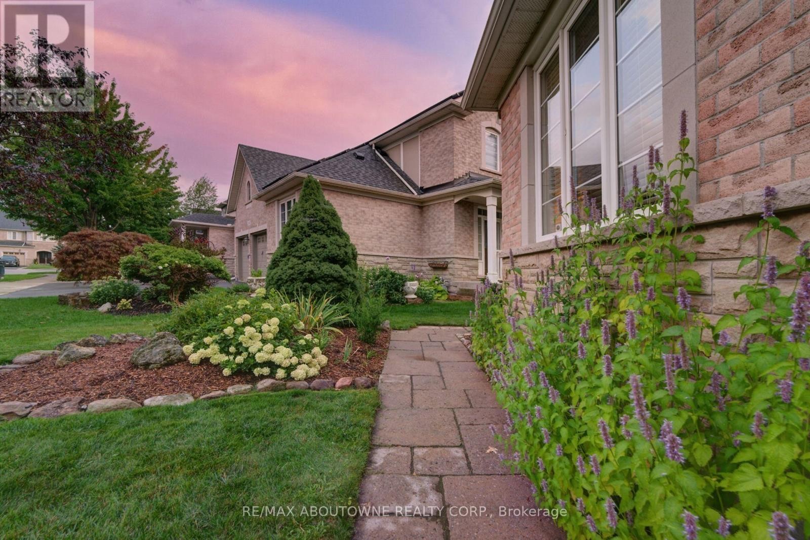 












2196 EMILY CIRCLE

,
Oakville (BC Bronte Creek),




Ontario
L6M0E5

