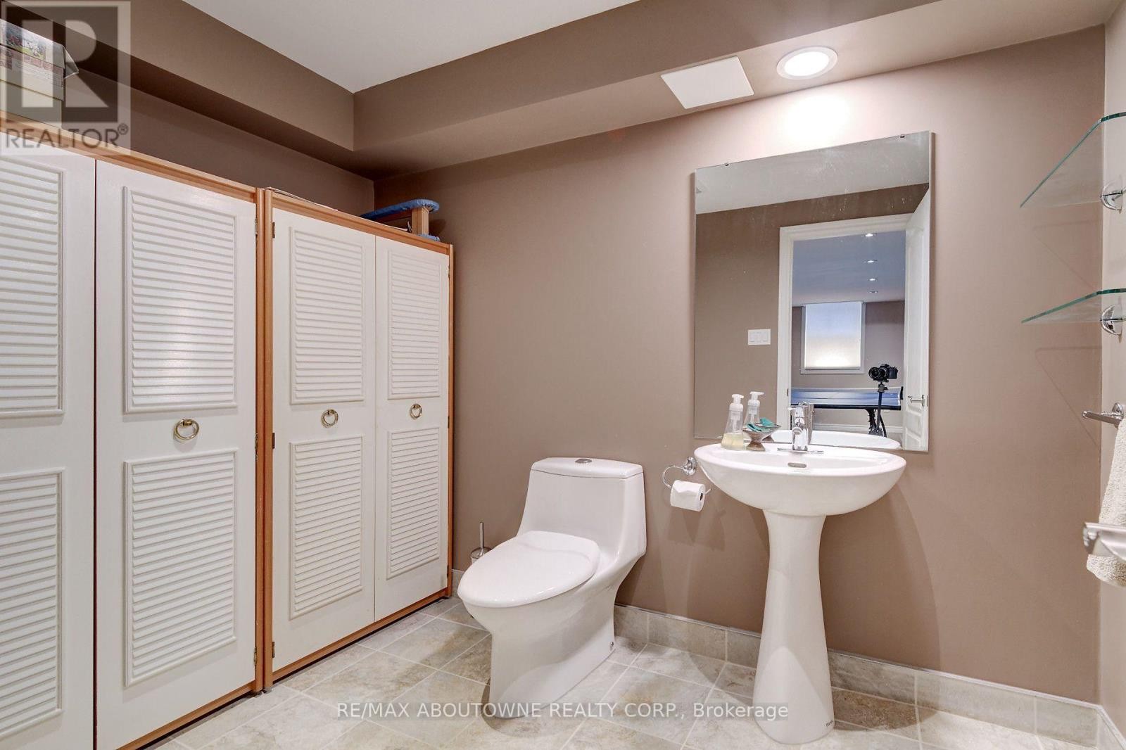 












2196 EMILY CIRCLE

,
Oakville (BC Bronte Creek),




Ontario
L6M0E5

