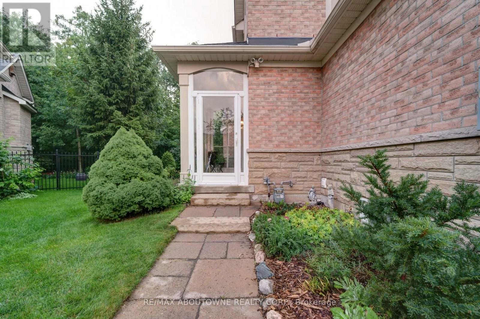 












2196 EMILY CIRCLE

,
Oakville (BC Bronte Creek),




Ontario
L6M0E5

