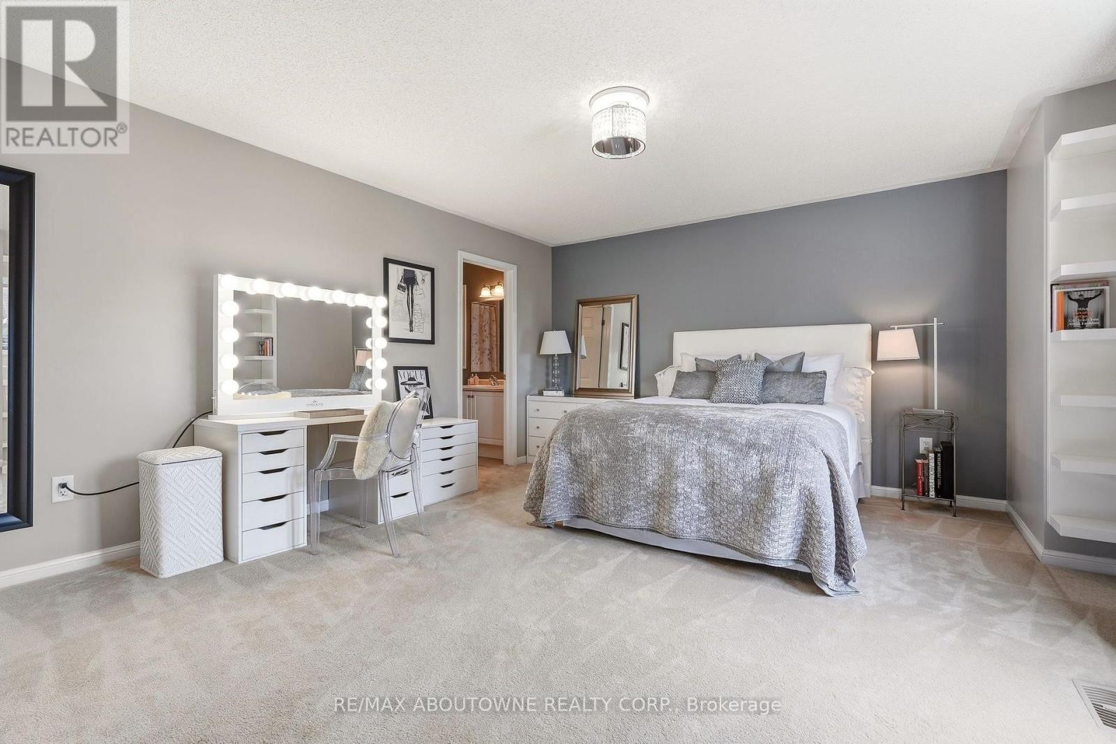 












536 CUSICK CIRCLE

,
Milton (HA Harrison),




Ontario
L9T0N1

