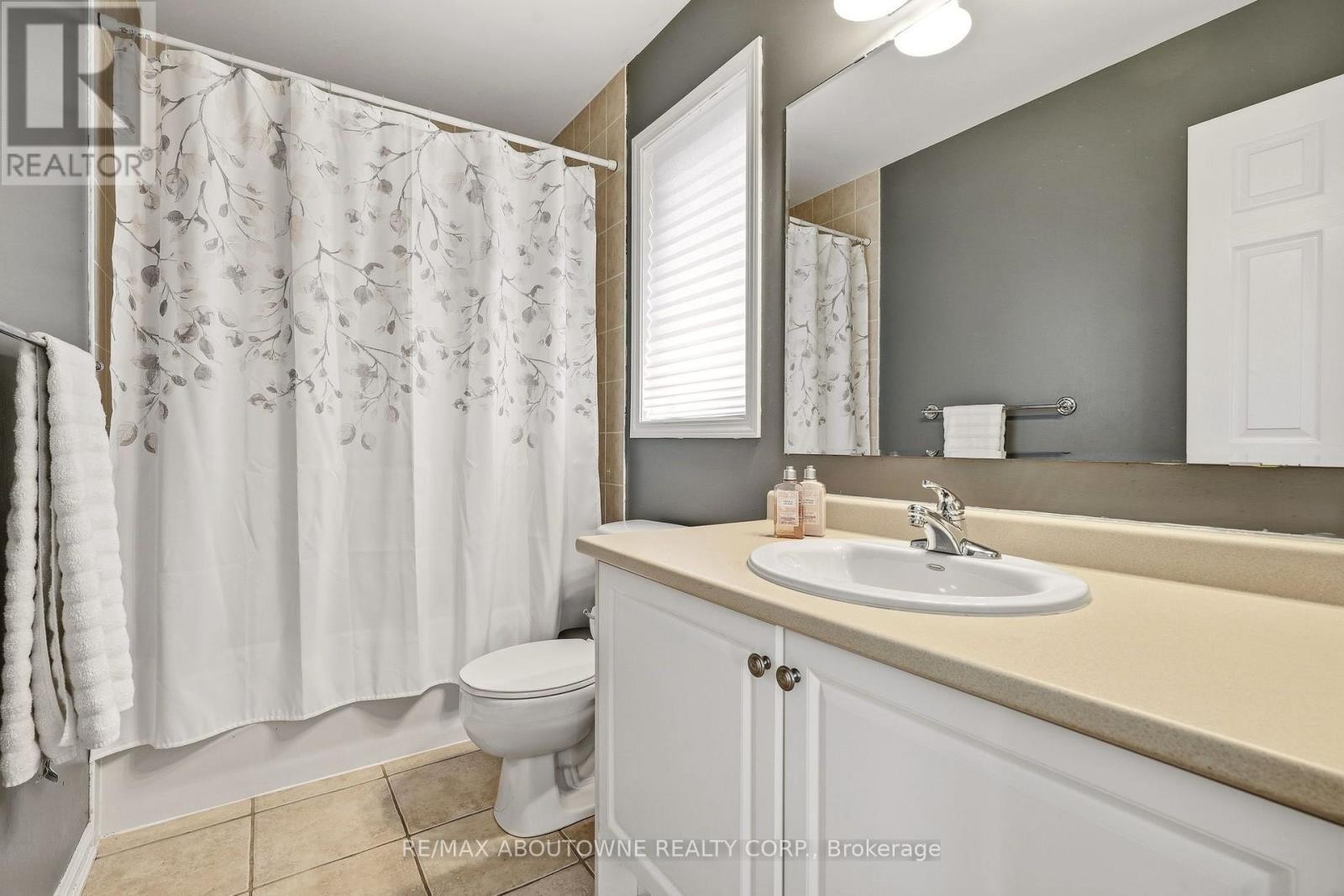 












536 CUSICK CIRCLE

,
Milton (HA Harrison),




Ontario
L9T0N1

