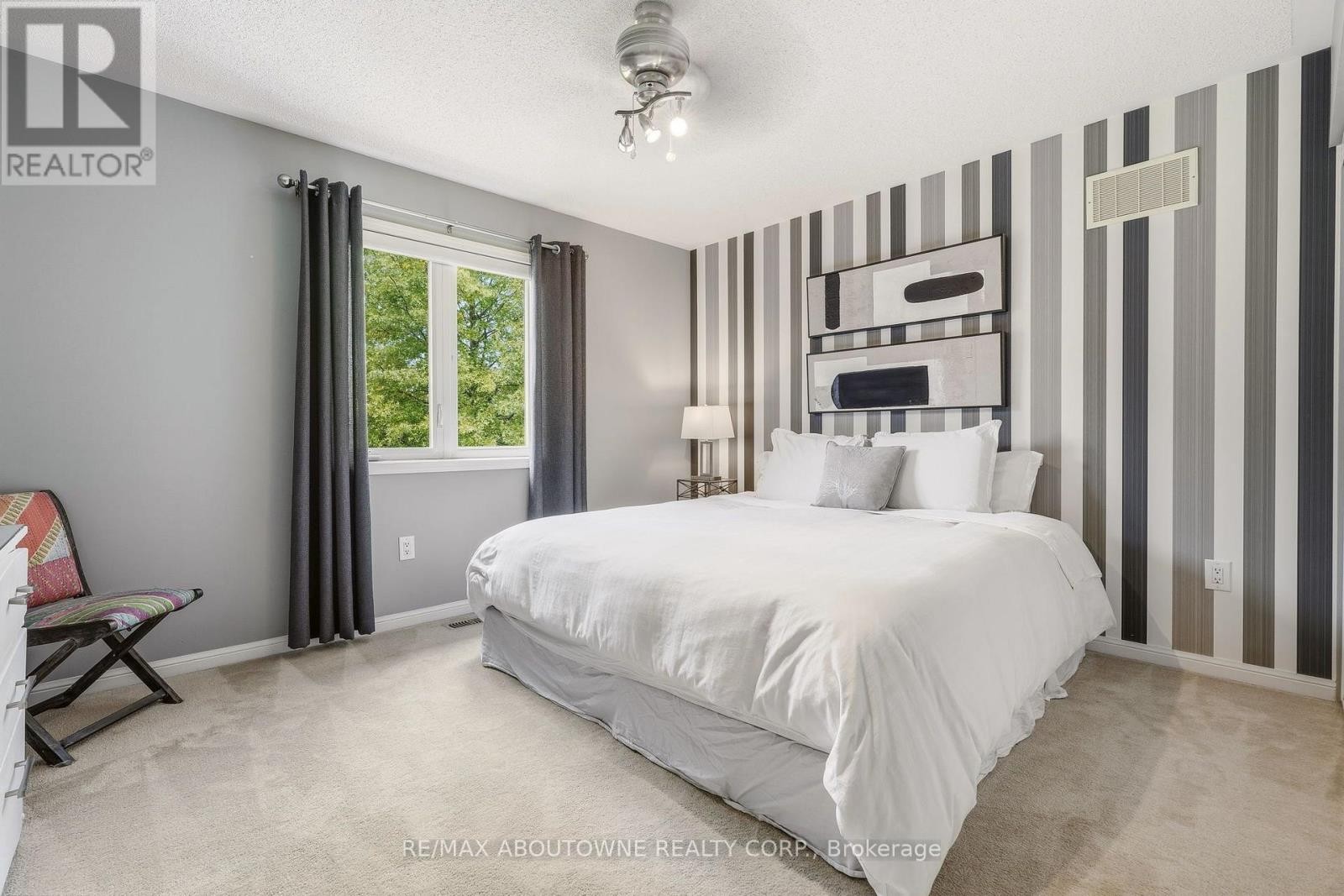 












536 CUSICK CIRCLE

,
Milton (HA Harrison),




Ontario
L9T0N1

