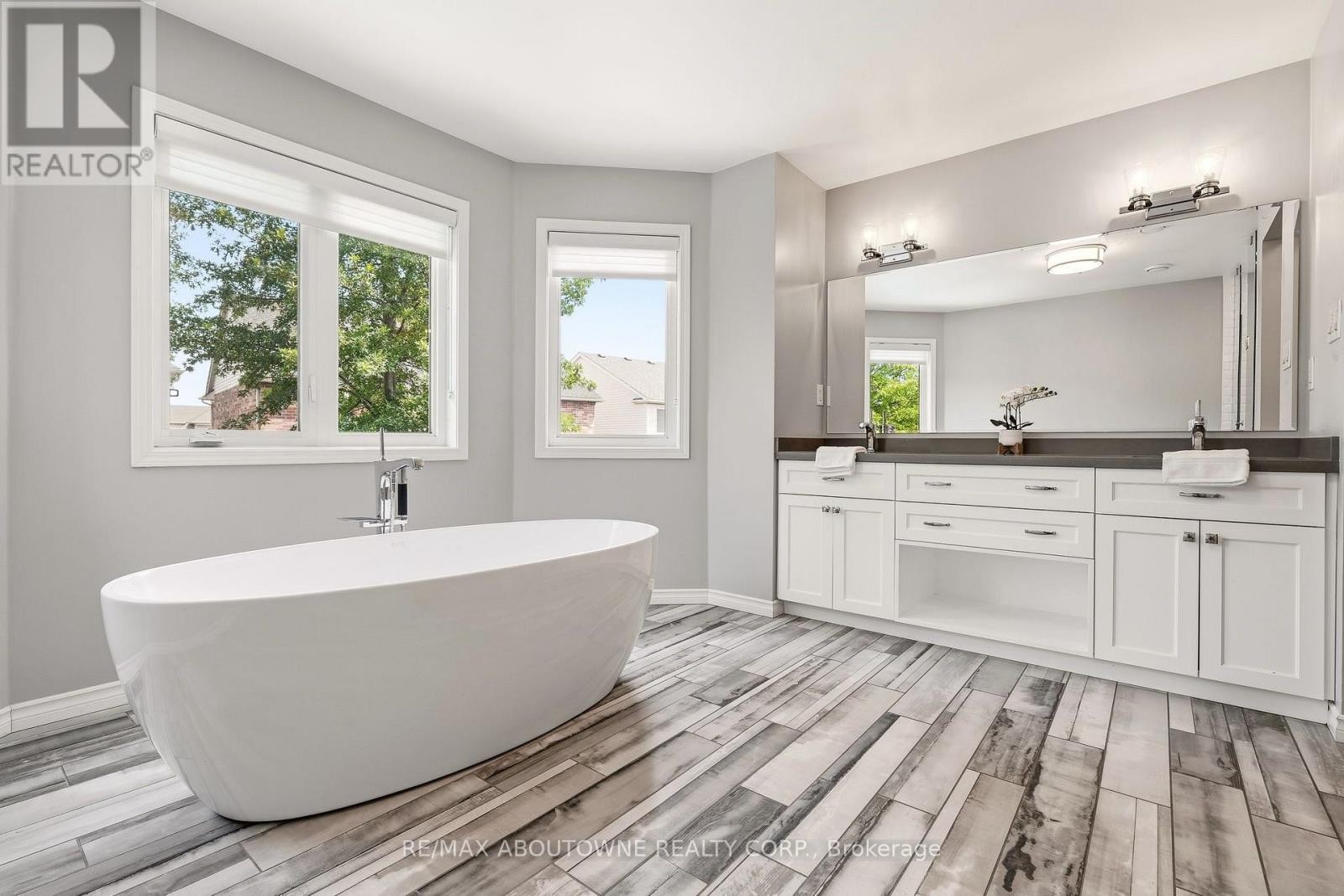 












536 CUSICK CIRCLE

,
Milton (HA Harrison),




Ontario
L9T0N1

