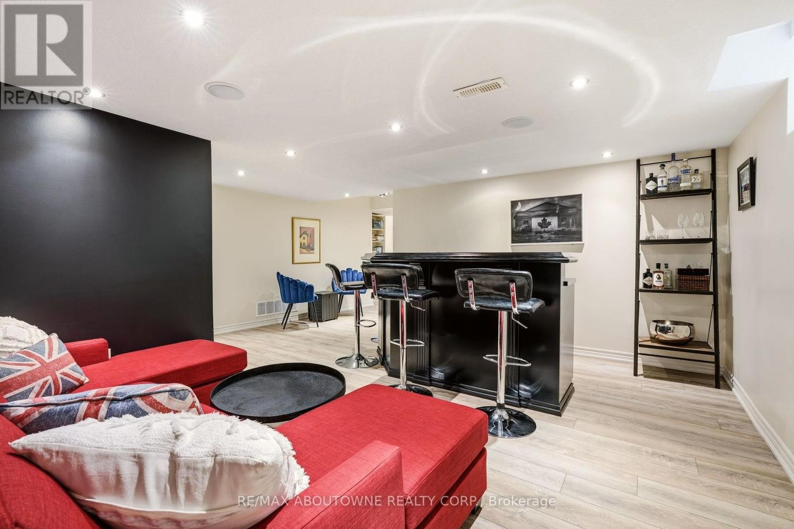 












536 CUSICK CIRCLE

,
Milton (HA Harrison),




Ontario
L9T0N1

