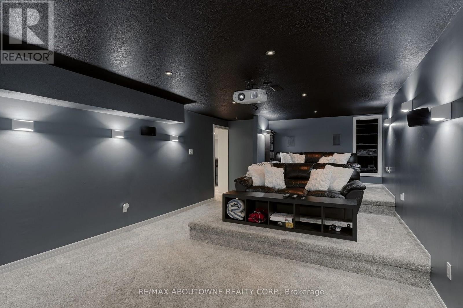 












536 CUSICK CIRCLE

,
Milton (HA Harrison),




Ontario
L9T0N1


