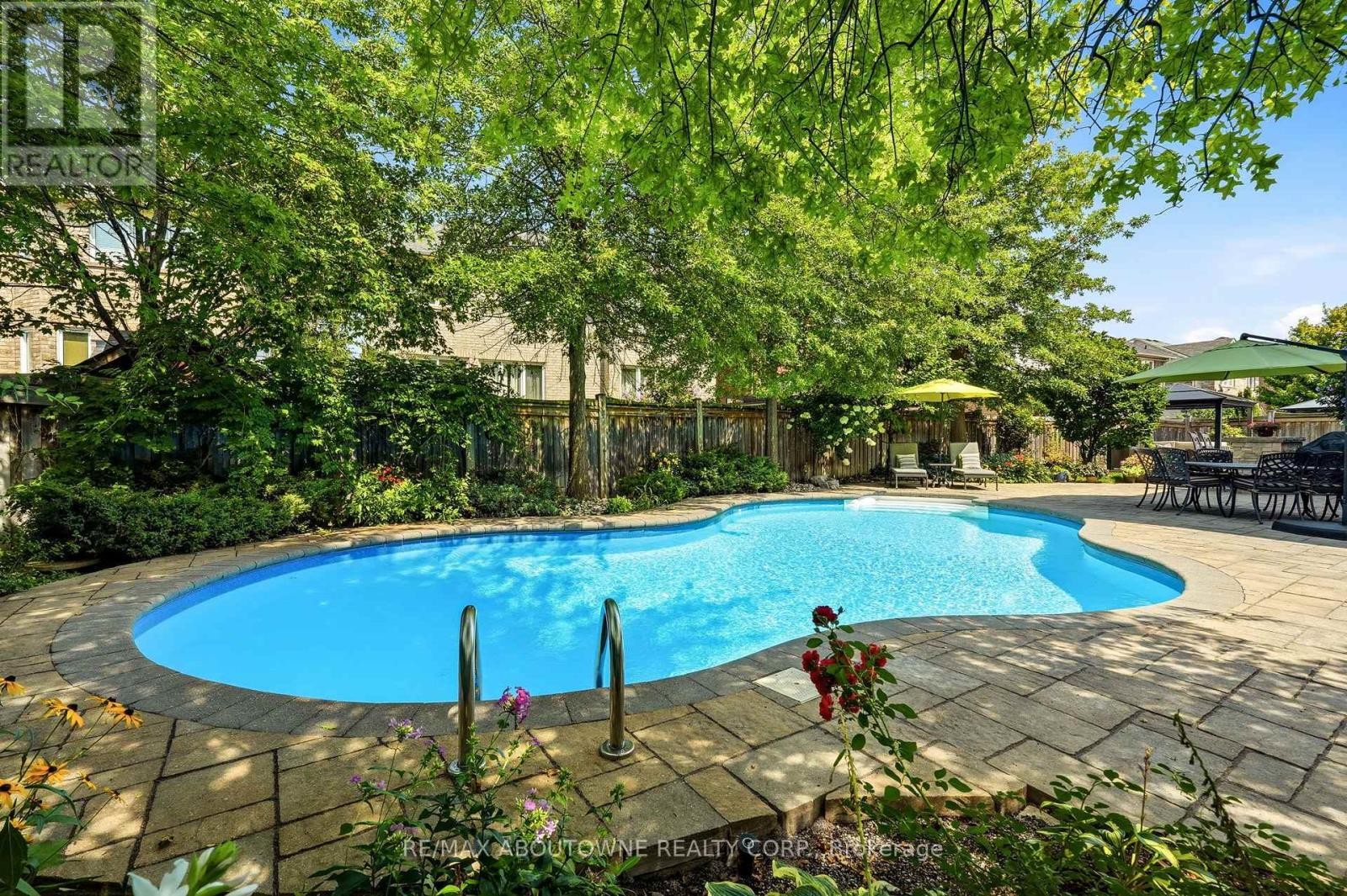 












536 CUSICK CIRCLE

,
Milton (HA Harrison),




Ontario
L9T0N1

