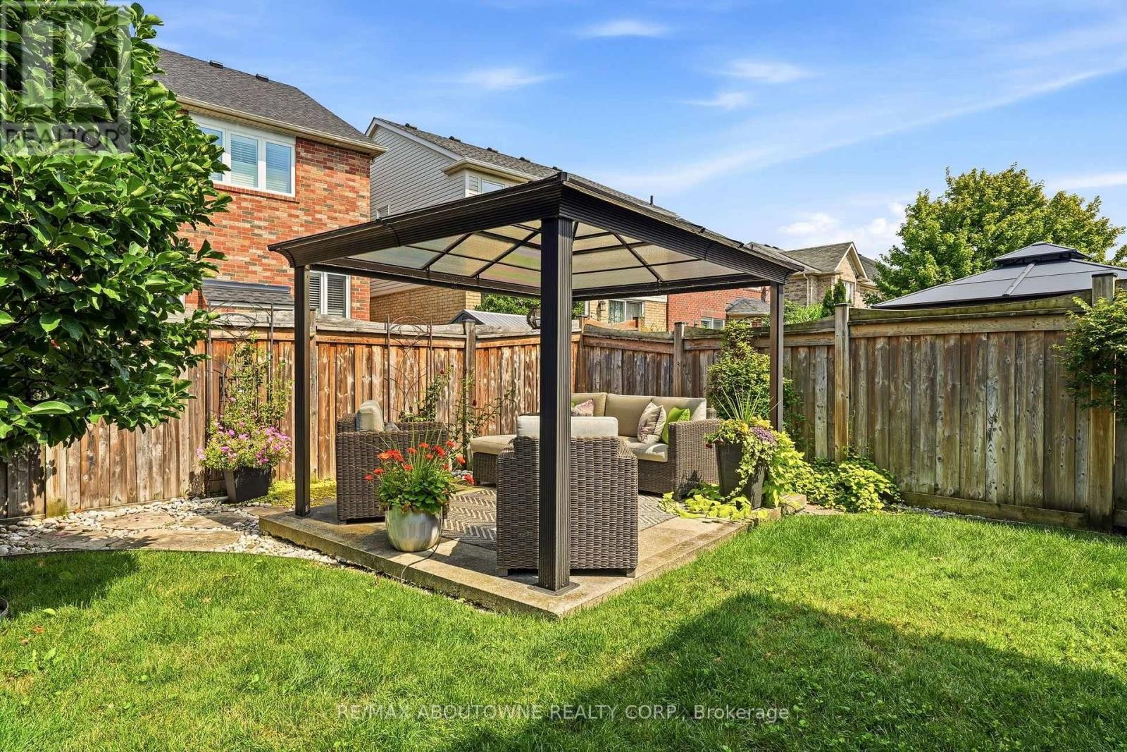 












536 CUSICK CIRCLE

,
Milton (HA Harrison),




Ontario
L9T0N1

