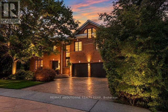 












324 OAKRIDGE COURT

,
Oakville (RO River Oaks),




Ontario
L6H5T9

