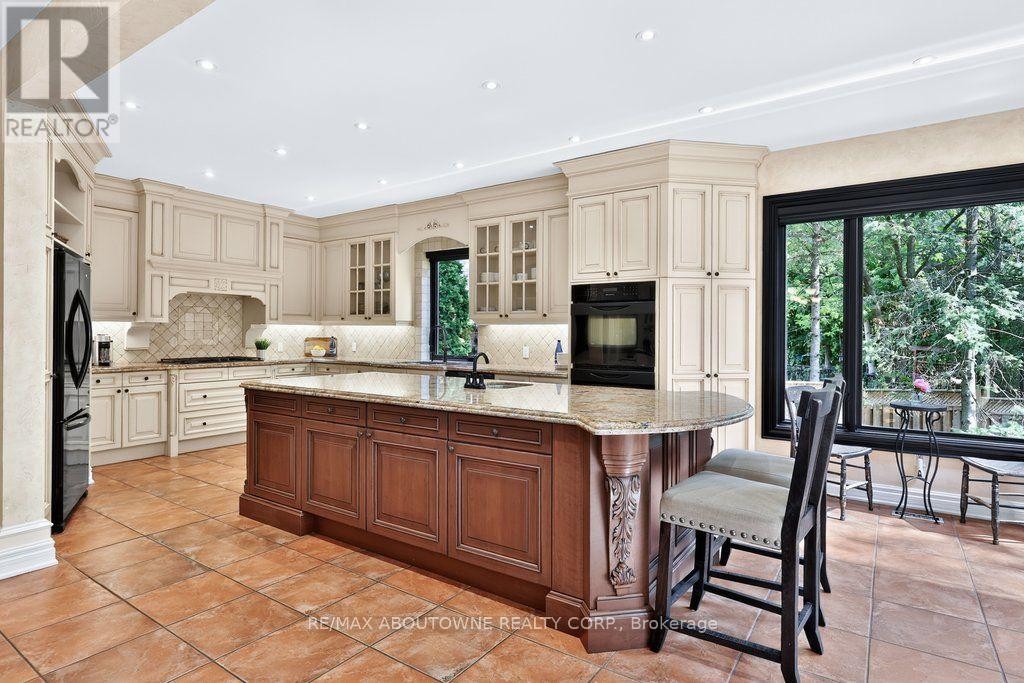 












324 OAKRIDGE COURT

,
Oakville (RO River Oaks),




Ontario
L6H5T9

