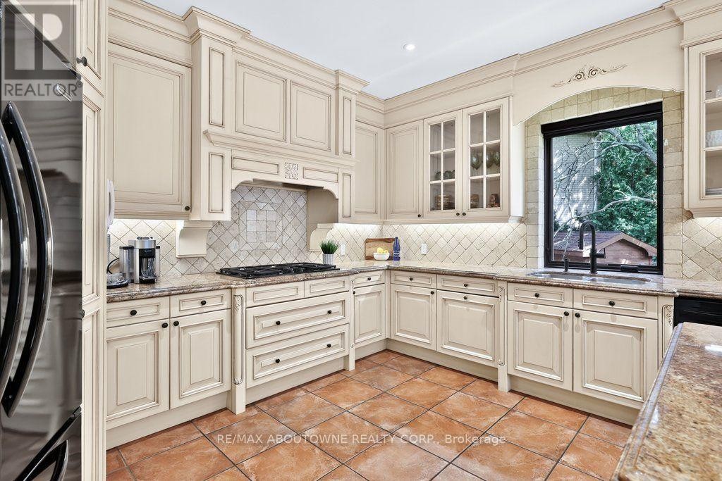 












324 OAKRIDGE COURT

,
Oakville (RO River Oaks),




Ontario
L6H5T9

