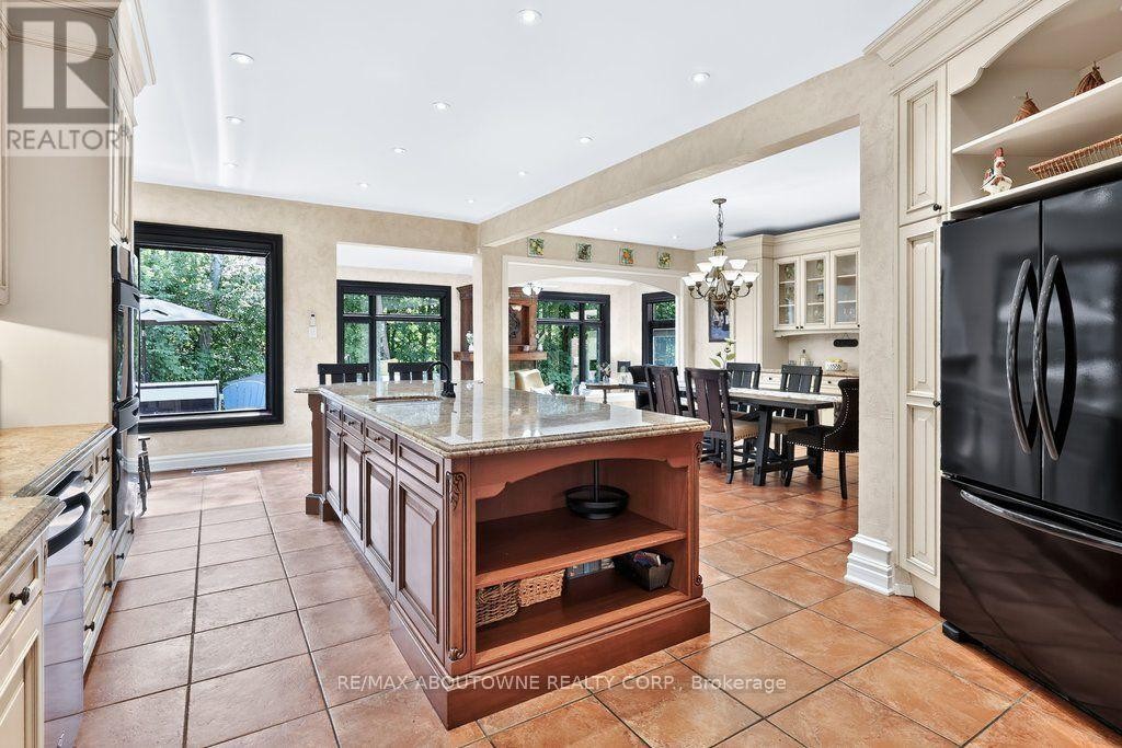 












324 OAKRIDGE COURT

,
Oakville (RO River Oaks),




Ontario
L6H5T9

