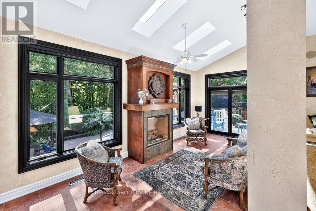 












324 OAKRIDGE COURT

,
Oakville (RO River Oaks),




Ontario
L6H5T9

