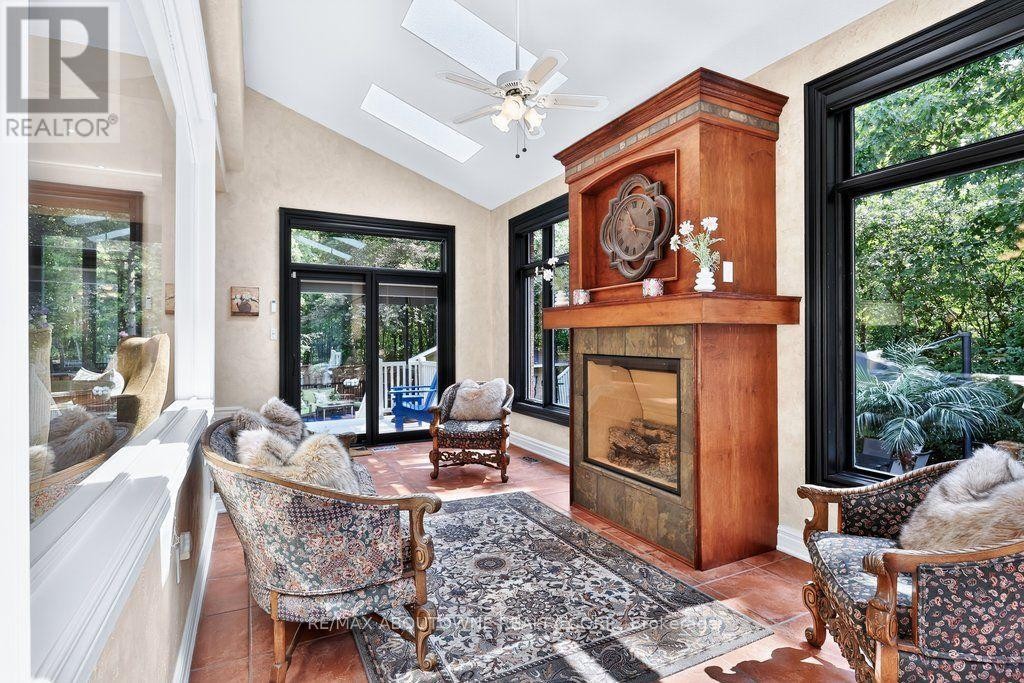 












324 OAKRIDGE COURT

,
Oakville (RO River Oaks),




Ontario
L6H5T9

