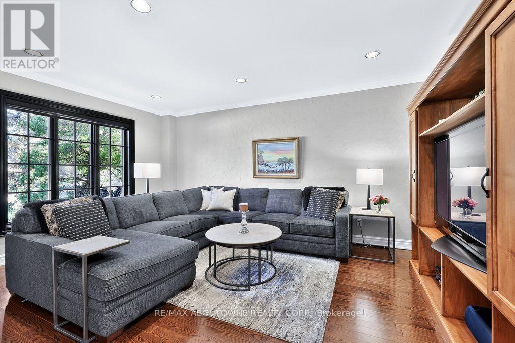 












324 OAKRIDGE COURT

,
Oakville (RO River Oaks),




Ontario
L6H5T9

