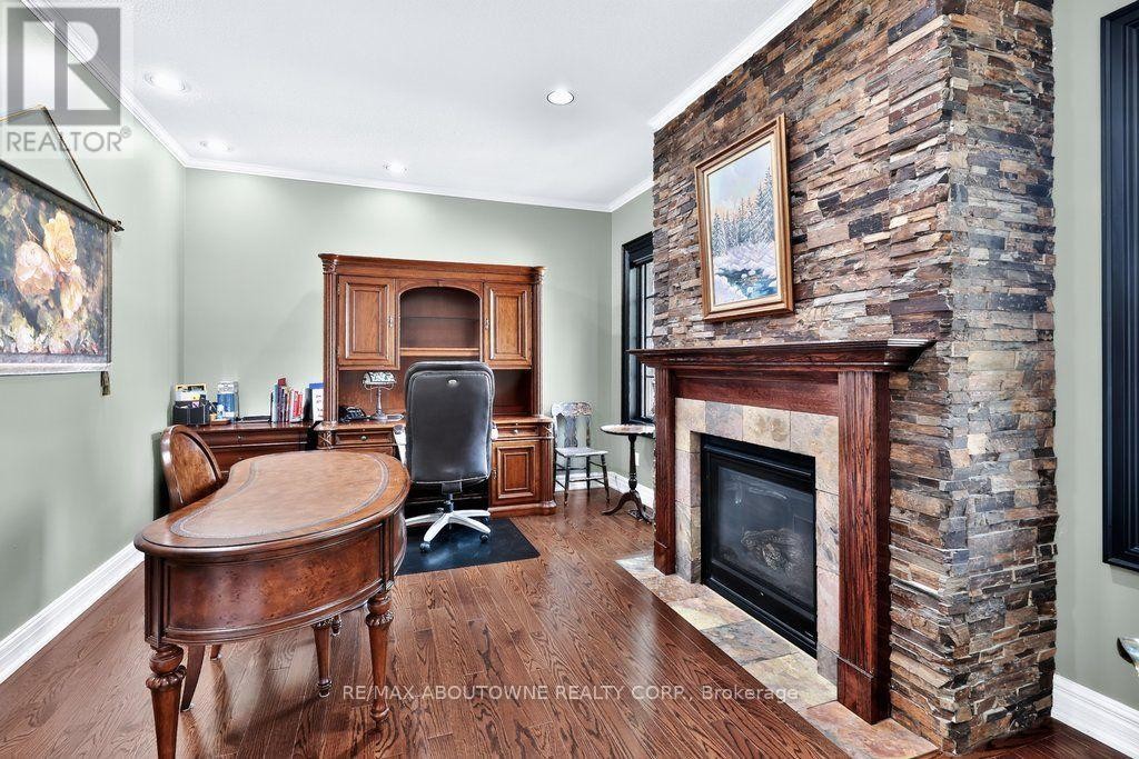 












324 OAKRIDGE COURT

,
Oakville (RO River Oaks),




Ontario
L6H5T9

