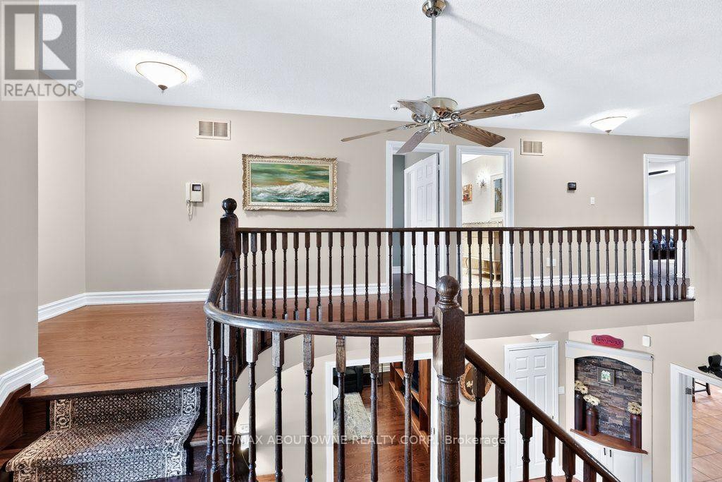 












324 OAKRIDGE COURT

,
Oakville (RO River Oaks),




Ontario
L6H5T9

