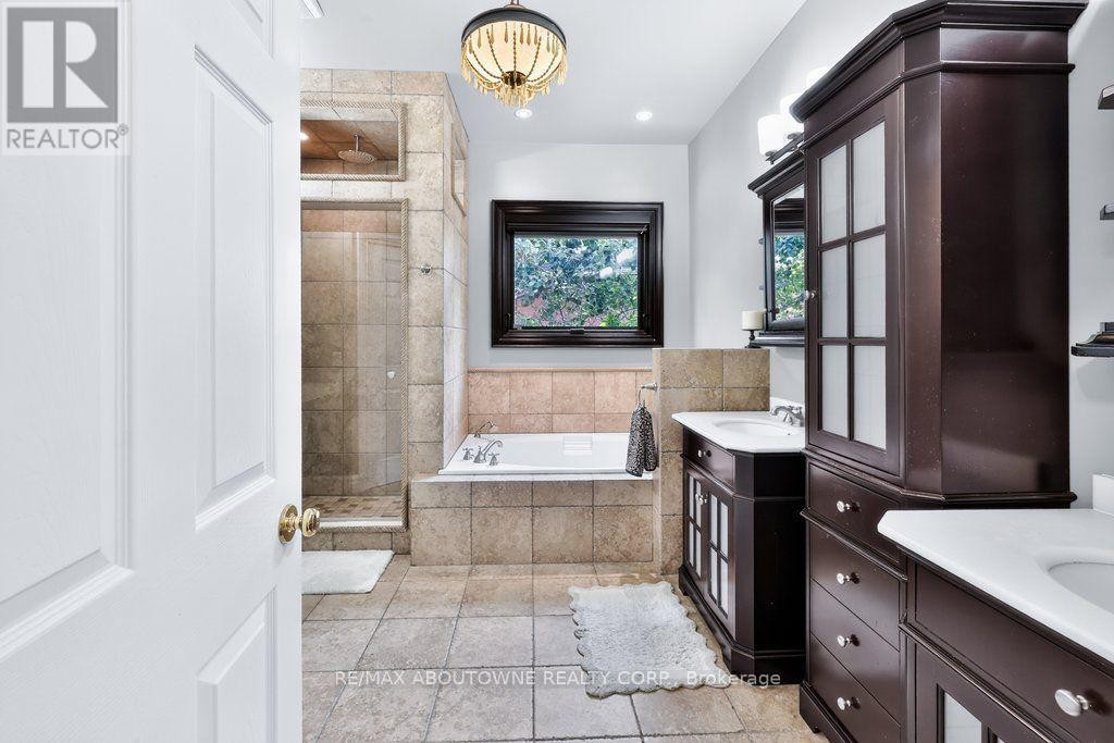 












324 OAKRIDGE COURT

,
Oakville (RO River Oaks),




Ontario
L6H5T9


