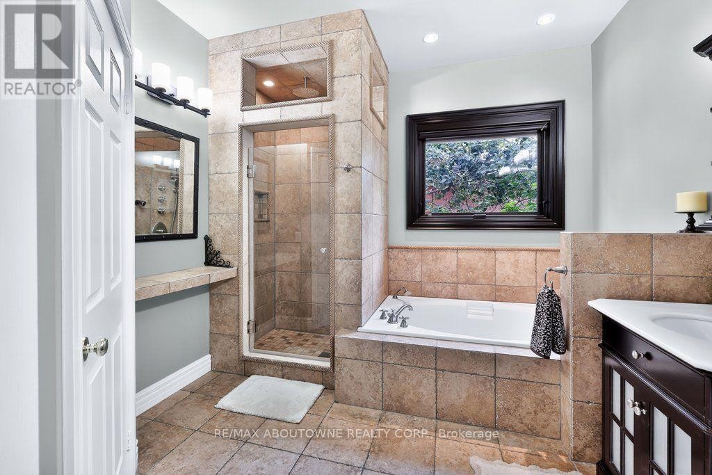 












324 OAKRIDGE COURT

,
Oakville (RO River Oaks),




Ontario
L6H5T9

