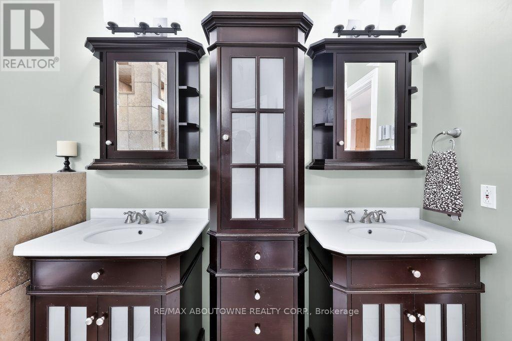 












324 OAKRIDGE COURT

,
Oakville (RO River Oaks),




Ontario
L6H5T9

