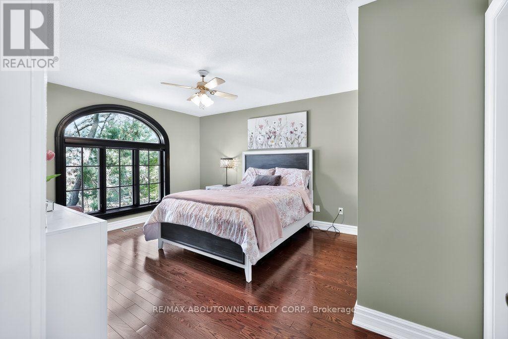 












324 OAKRIDGE COURT

,
Oakville (RO River Oaks),




Ontario
L6H5T9

