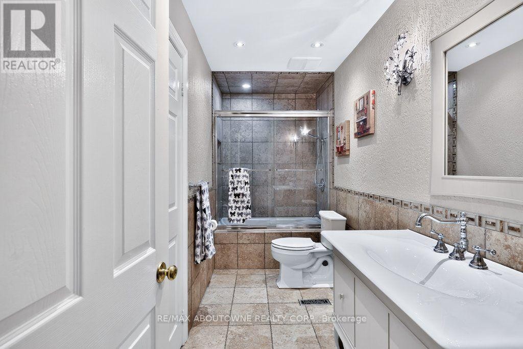 












324 OAKRIDGE COURT

,
Oakville (RO River Oaks),




Ontario
L6H5T9

