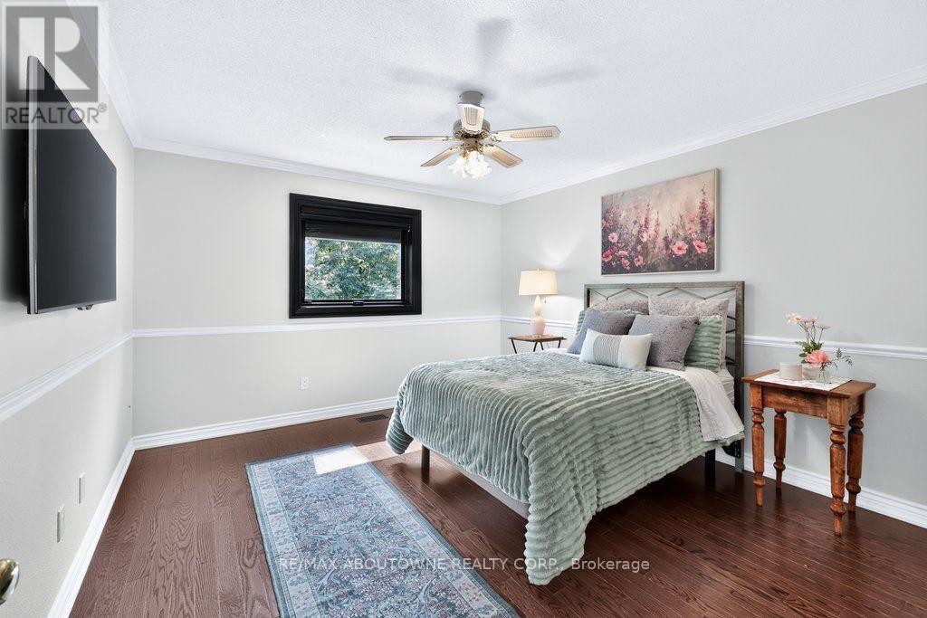 












324 OAKRIDGE COURT

,
Oakville (RO River Oaks),




Ontario
L6H5T9

