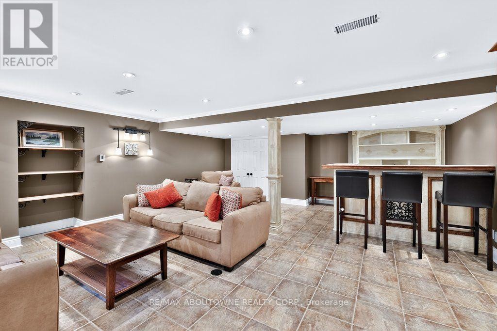 












324 OAKRIDGE COURT

,
Oakville (RO River Oaks),




Ontario
L6H5T9

