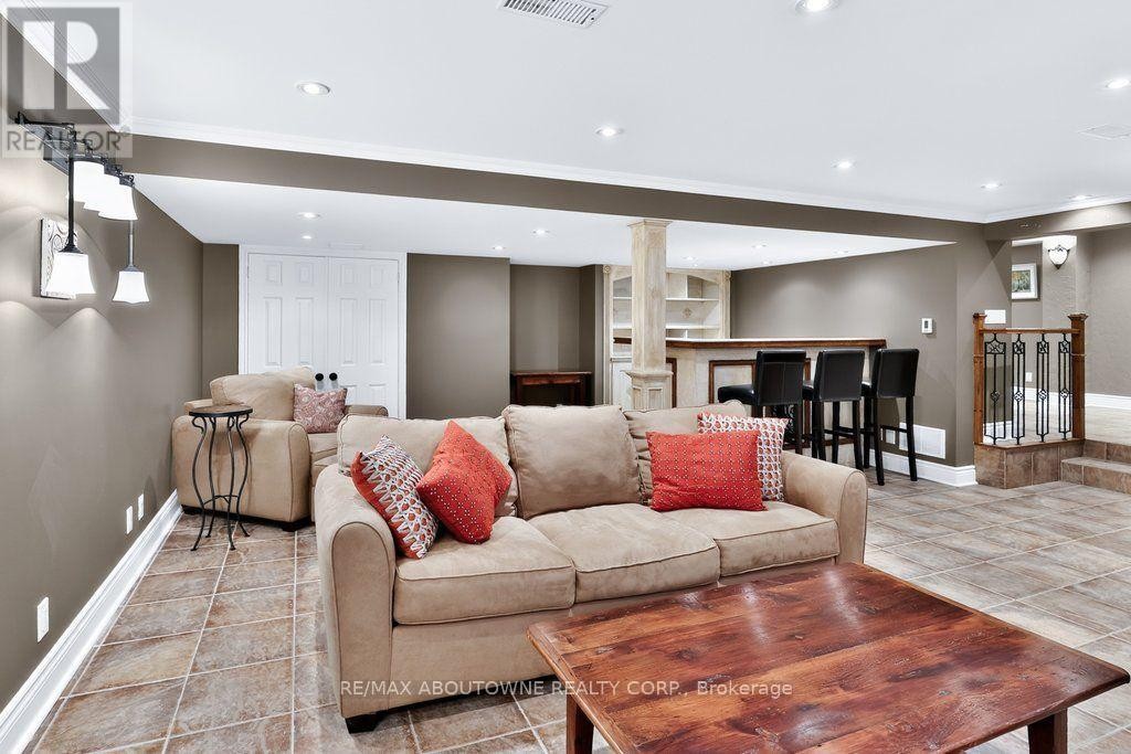 












324 OAKRIDGE COURT

,
Oakville (RO River Oaks),




Ontario
L6H5T9


